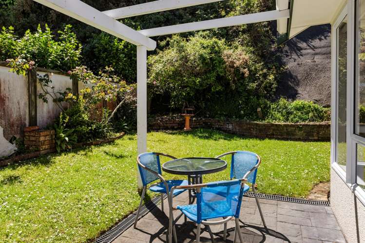 6 Erskine Close Island Bay_13