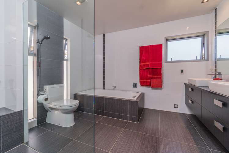 16 Kiwi Esplanade Mangere Bridge_11