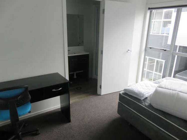 8/100 Knighton Road Hillcrest_13