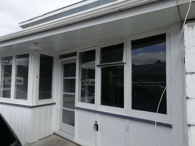 Charming 2BR Home with Courtyard!