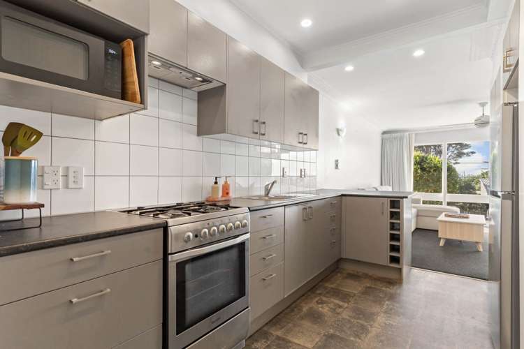 1B De Val Drive Titirangi_5