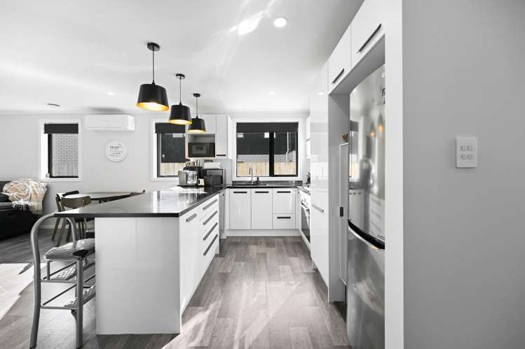 2/63 Cabourne Drive Glenview_3