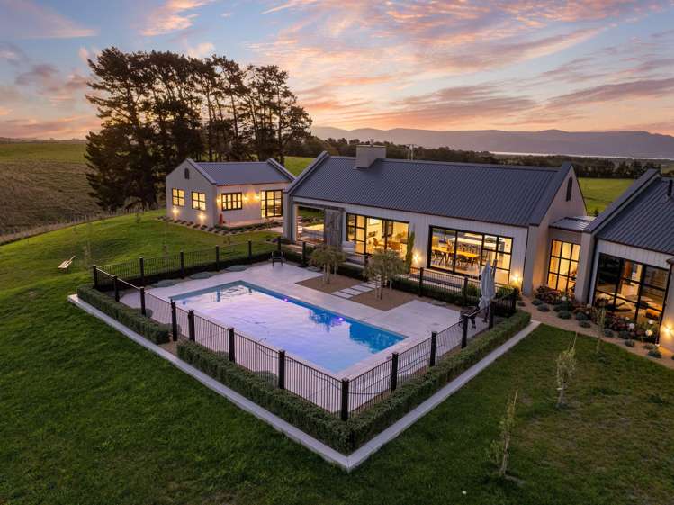 83 Charles Robert Drive Kahutara_44