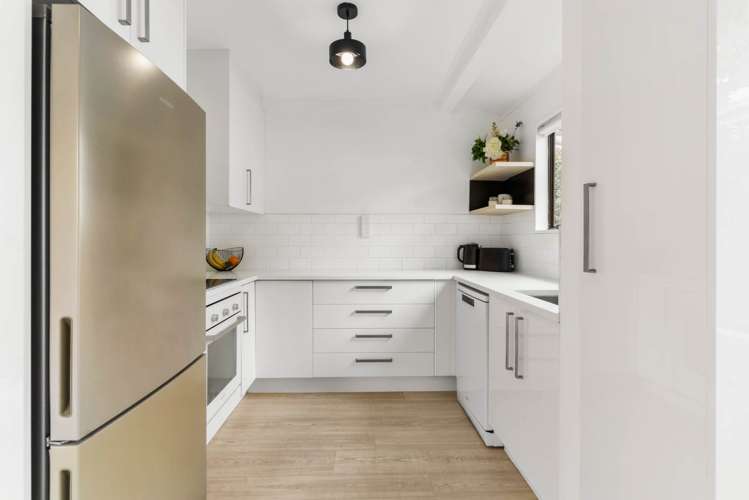 1/10 Clinton Avenue Te Atatu Peninsula_6