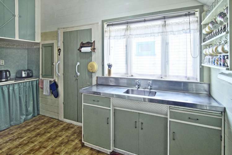 198 High Street South Carterton_7