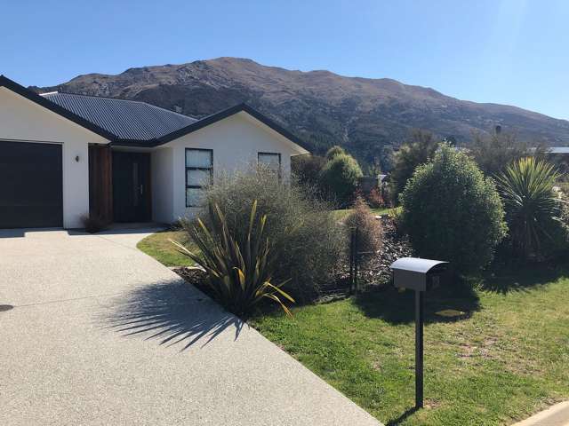 Sunny modern home, large garden, walk to town/lake