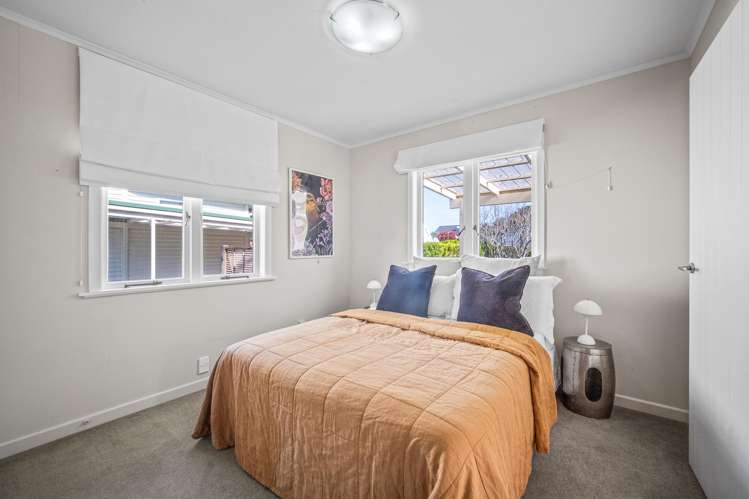 10 Joan Street Point Chevalier_16