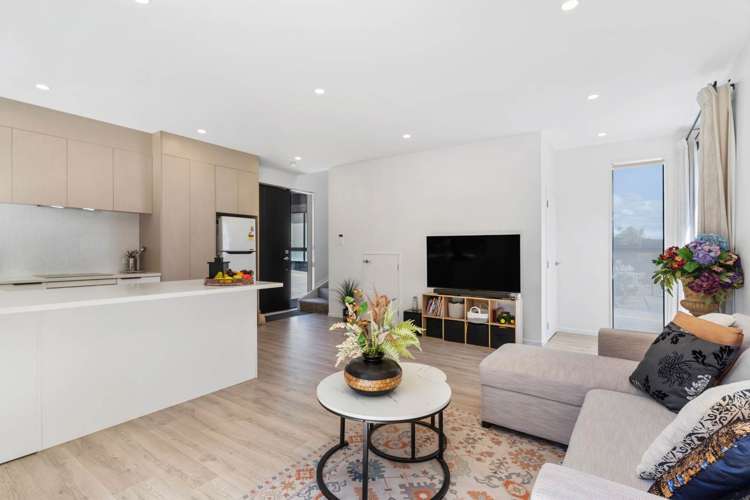 9/10 Hutchinsons Road Bucklands Beach_12