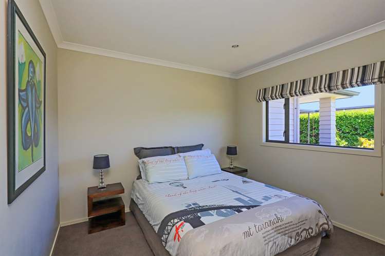 6 Lardon Place Frimley_15