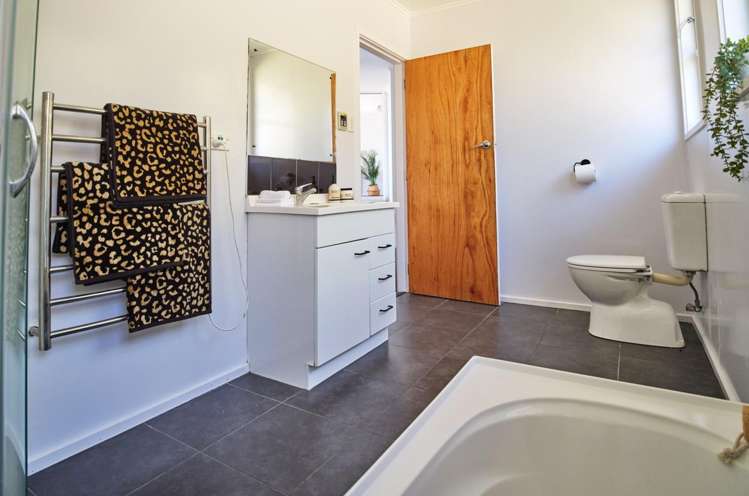 208 Helston Road Paparangi_12