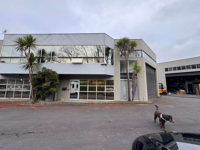 IMMACULATE NORTH-FACING OFFICE/WAREHOUSE