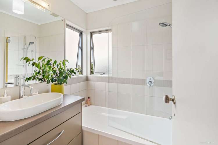 2/116 Bradbury Road Botany Downs_7