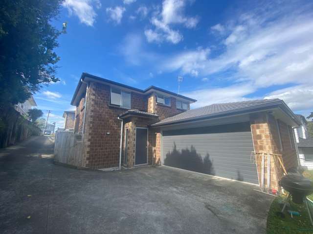 Modern 5-Bedroom Home with Space, Comfort & Pr...