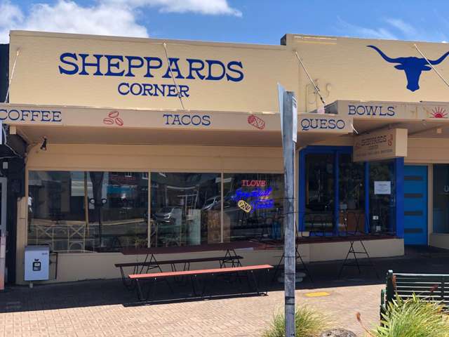 CAFE/RETAIL SHOP IN PRIME LOCATION