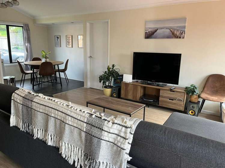 2/4 Sovereign Place Glenfield_4