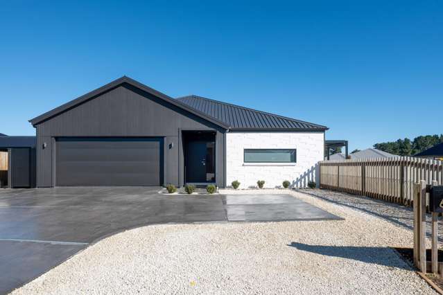 Architectural brilliance with guest accommodation