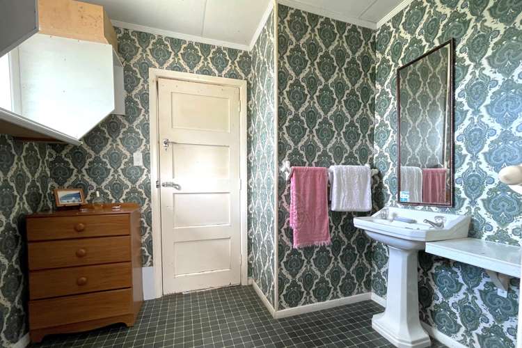 15 Esplanade Marokopa_12