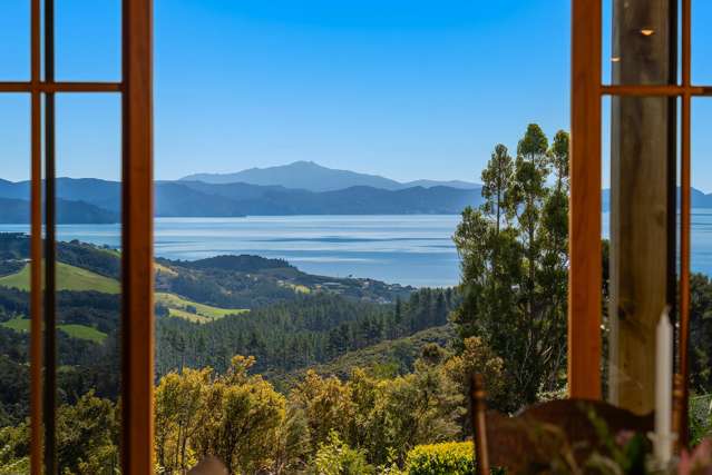 SIGNIFICANT SECLUDED COASTAL COUNTRY SEAVIEW ESTATE