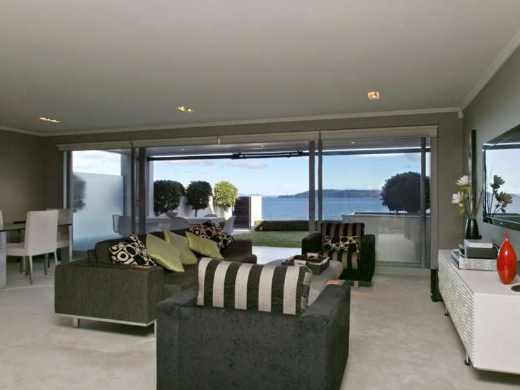 2/225 Lake Terrace Waipahihi_3