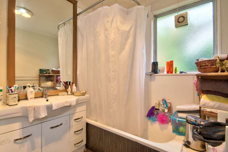 17c Arawata Terrace Fernhill/Sunshine Bay_13