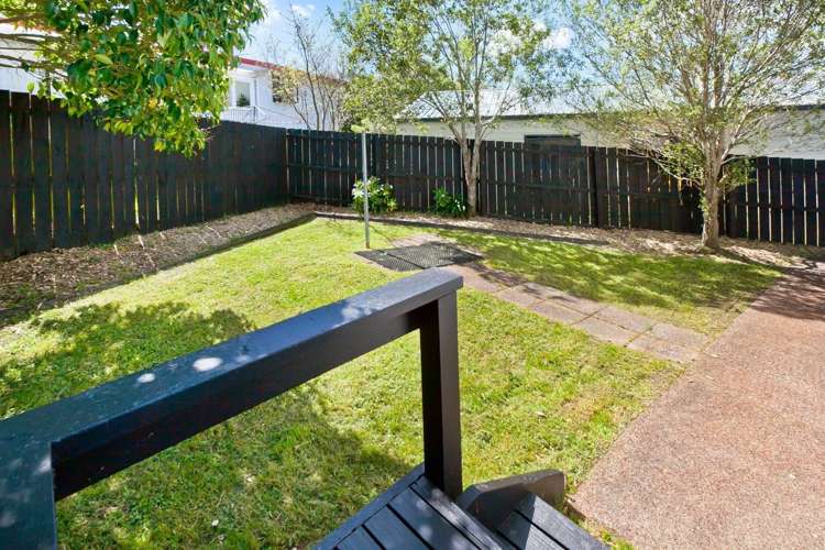 16 Maywood Crescent Glen Eden_11