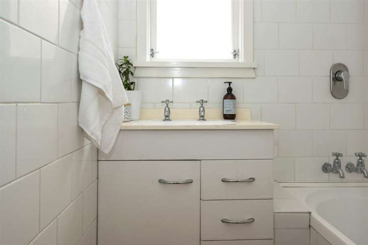 8 Edinburgh Crescent Redwoodtown_17