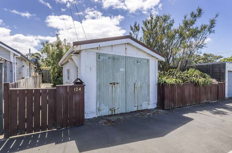 124 Apu Crescent Lyall Bay_14