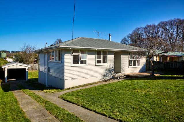 Cosy first home or renovator's dream in Cheviot!