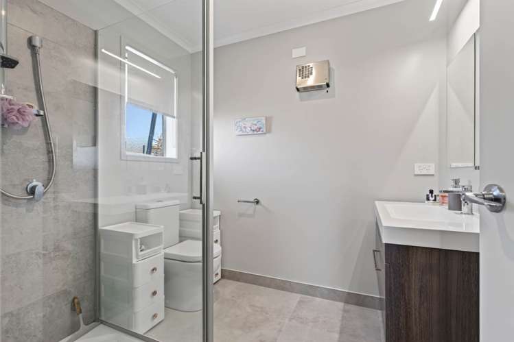 17 Olney Court One Tree Point_16