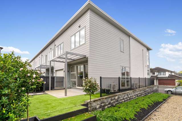 Corner-site Luxury, Private Garden Oasis