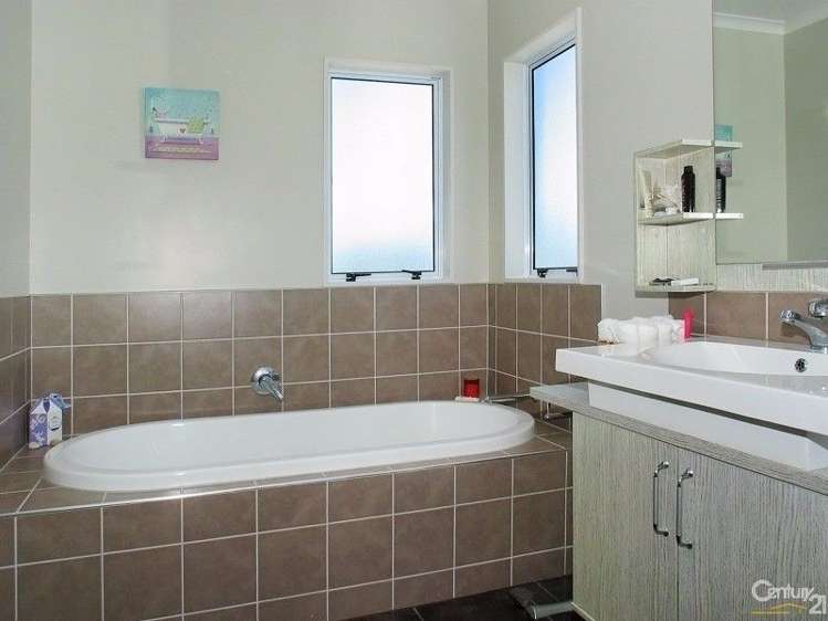 11 Te Puia Drive Aotea_9