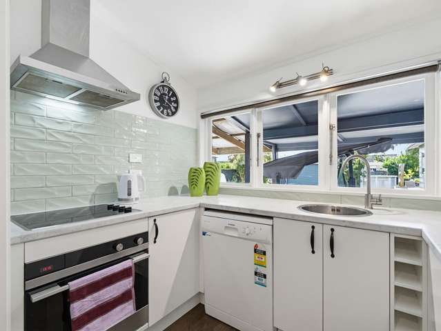 Spacious Family Home with Attached Sleepout