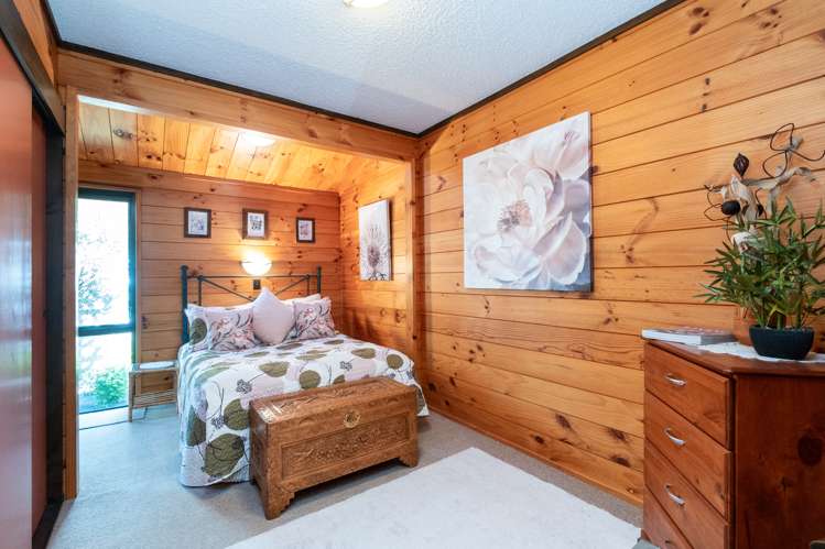 12 Deakin Place Clive_13