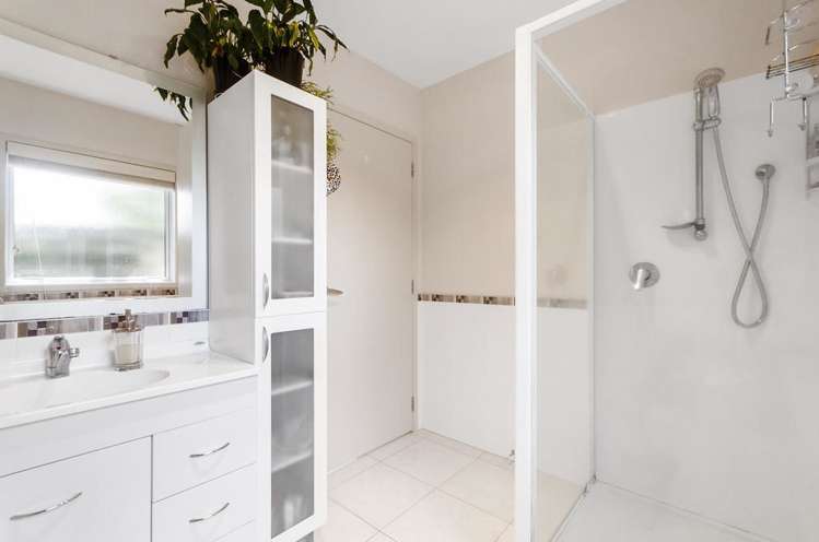 17 Brennan Avenue Te Atatu Peninsula_18