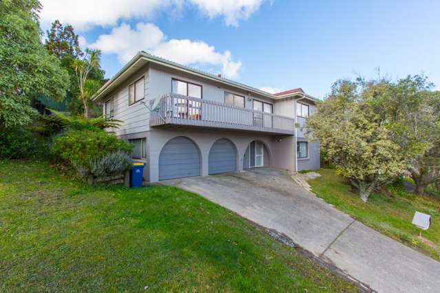 5 Bedrooms + Study & Close To Excellent Schools!