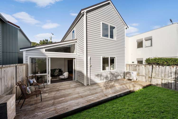 3/6 The Parade Island Bay_2