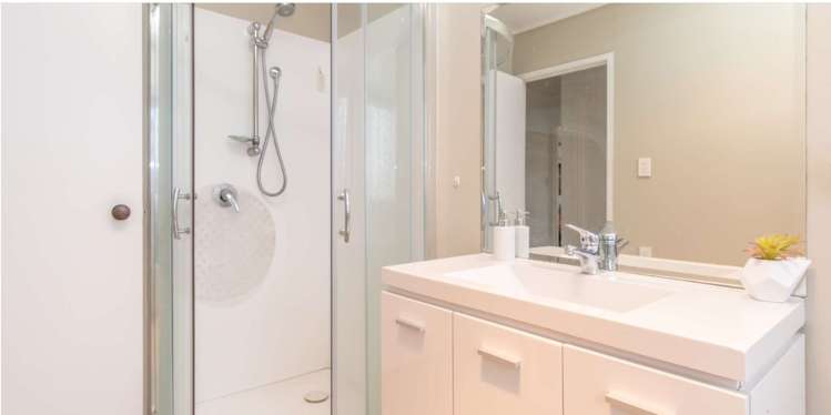 2/4 Tyndrum Place Highland Park_13