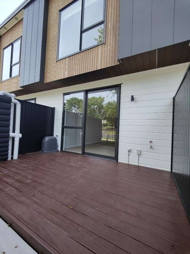 2B Orinda Close, Botany Downs