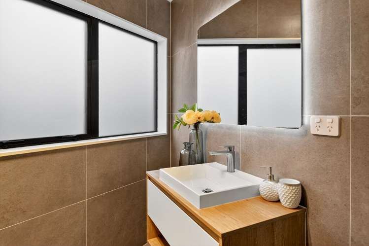 121D Vodanovich Road Te Atatu South_32