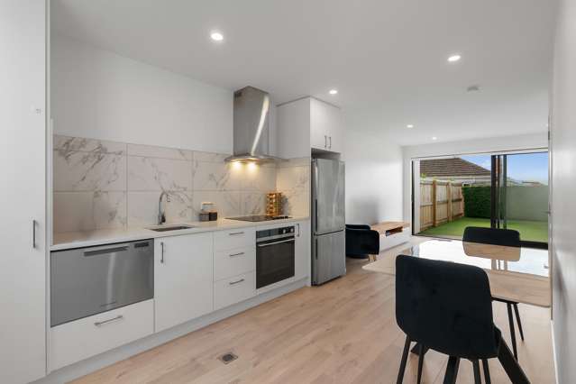 Modern Townhouse with 2 Bathrooms + Carpark