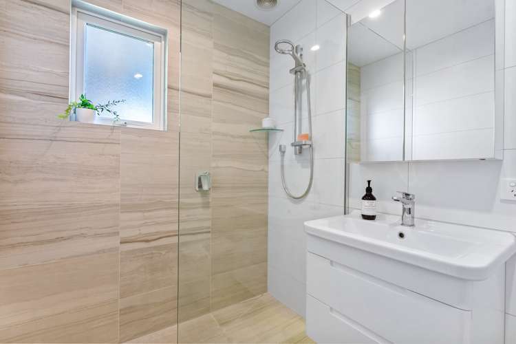 532 Beach Road Murrays Bay_11