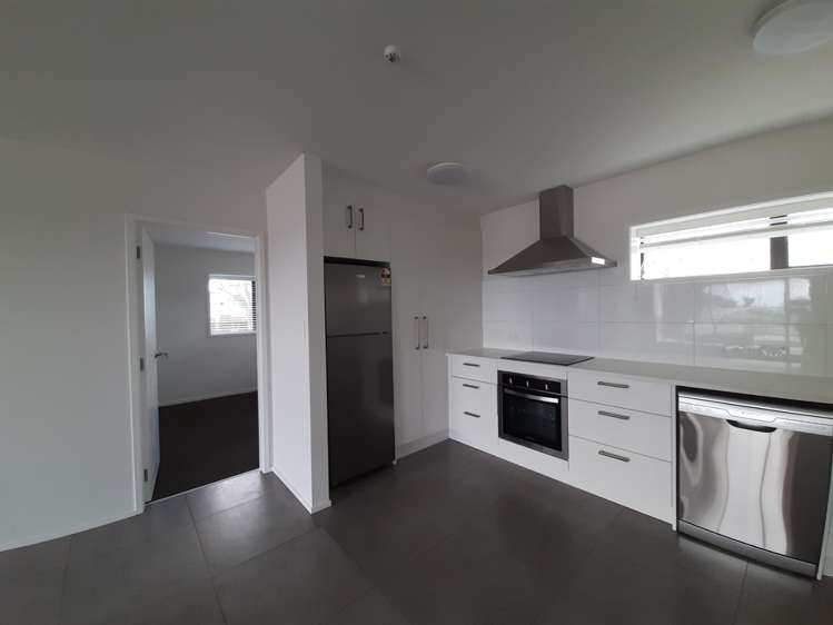 2f/4045 Great North Road Glen Eden_2