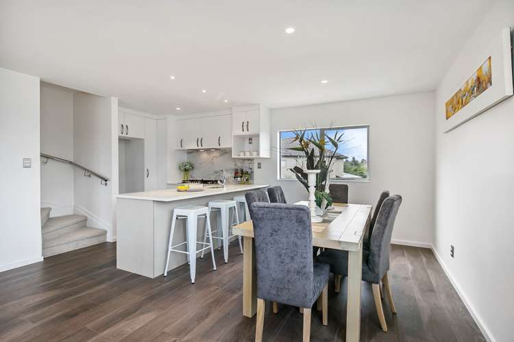 77 Bordeaux Parade Te Atatu South_4