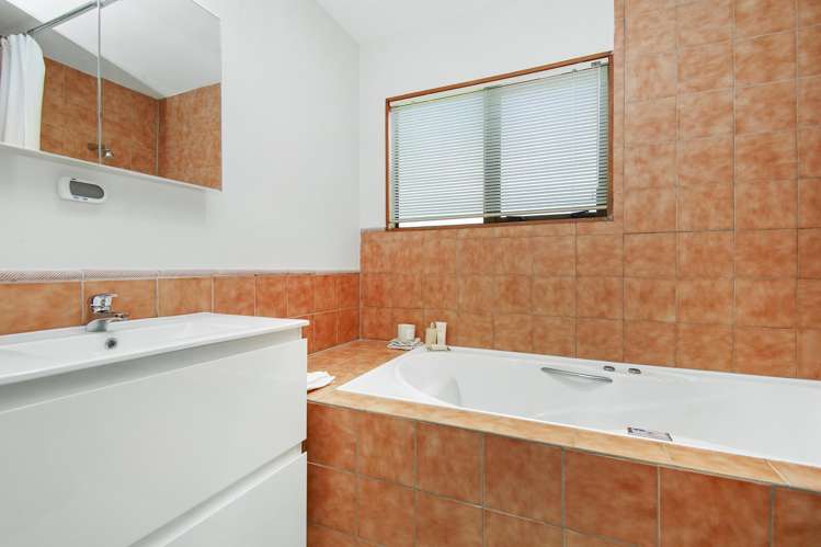 42 McEnroe Grove Naenae_18