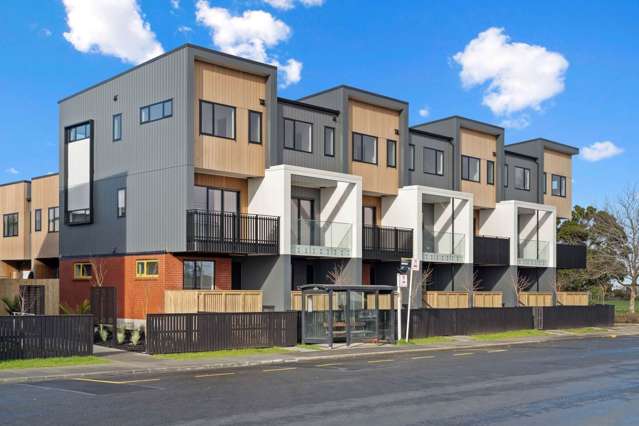 4 Bed 3 Bath Unit in Bayswater