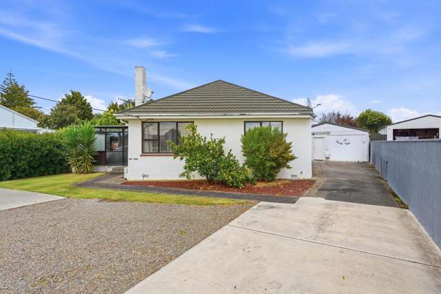 Big - 2-Bed Home with Huge Conservatory!!