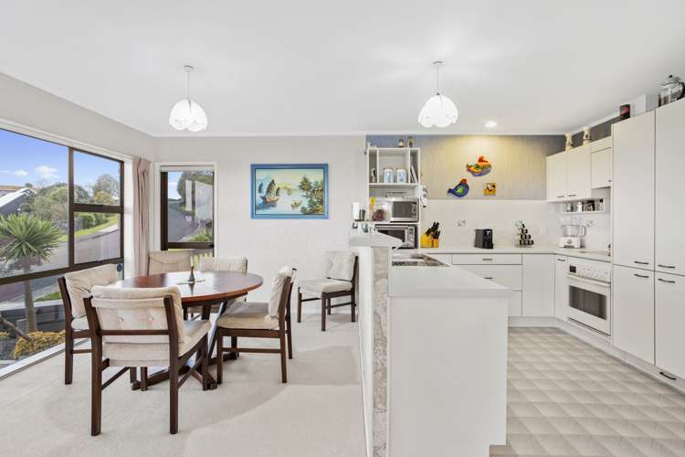 8 Paisley Street Mellons Bay_6