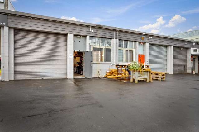 Tidy industrial unit in prime Henderson location