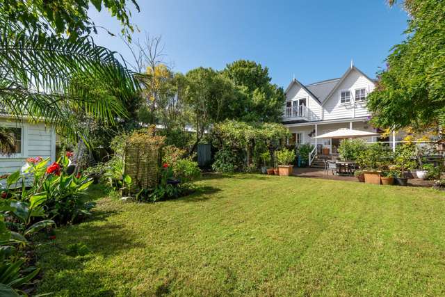 Large Character | Full Site | Stroll to Beach