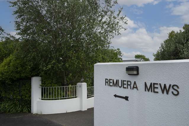 GORGEOUS GARDEN APARTMENT AT THE "REMUERA MEWS"